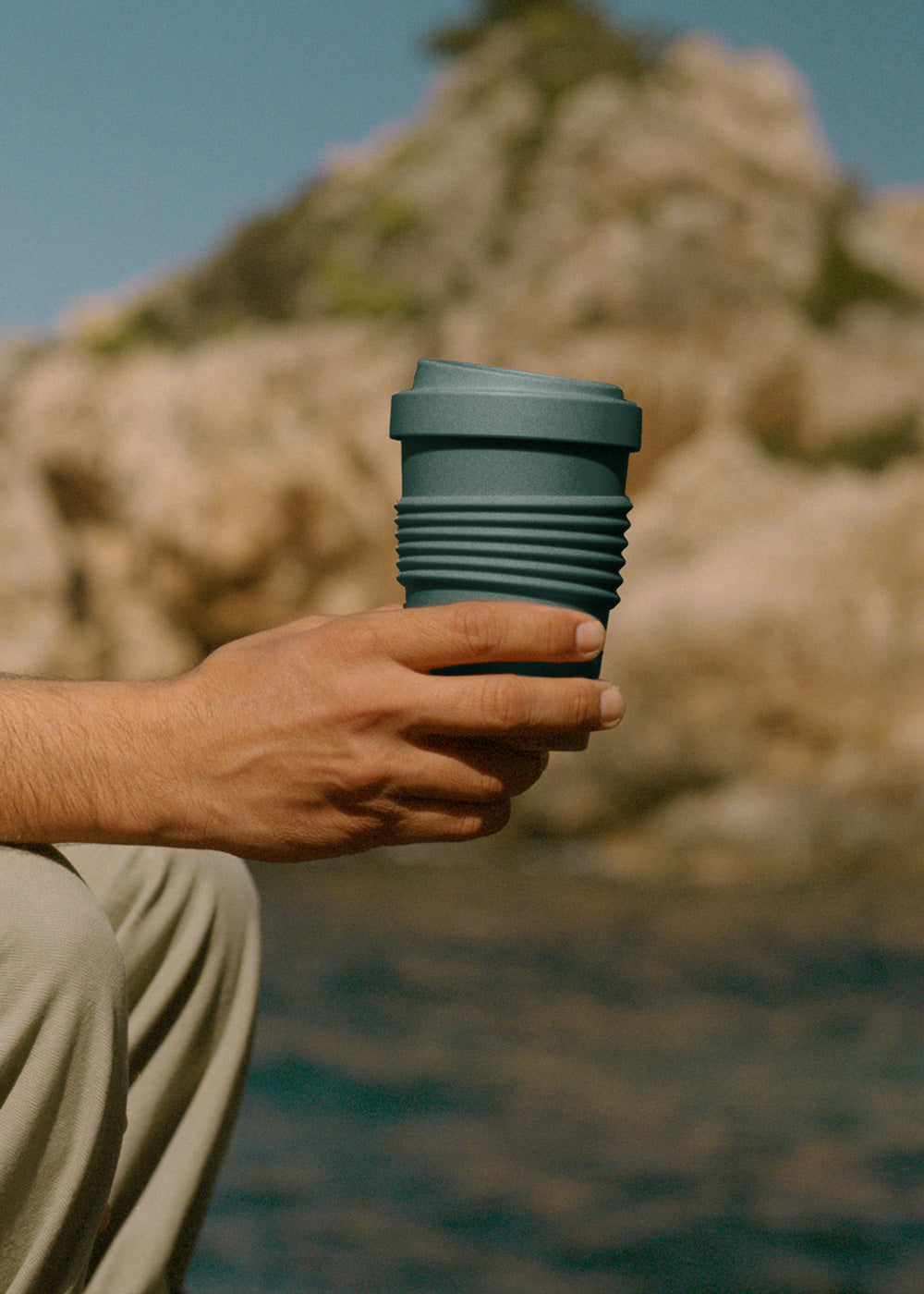 Kitchenware Outdoor Eco - Verre A Café Avec Couvercle En Matériel Recyclé - Vert Sauge