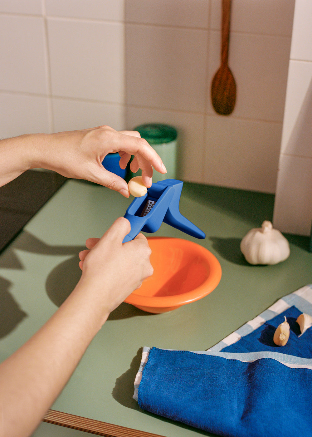 Kitchenware Studio - Presse-Ail - Bleu Cobalt