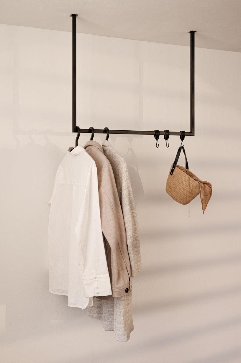 Ropa RUBI con dobladillo blanco y un bolso en la pared, elegante diseño minimalista para su correa al tobillo.