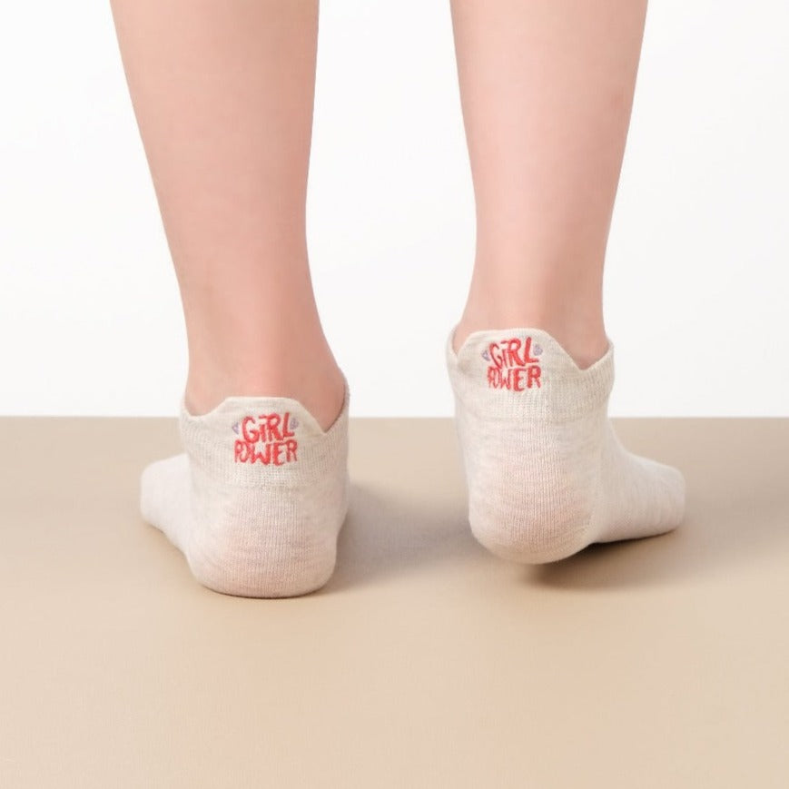 Calcetines de mujer con pestañas y bordado de hermandad. Girl Power, corazón-manos, símbolos femeninos. Talla 35-41. Suave, cómodo, atractivo.