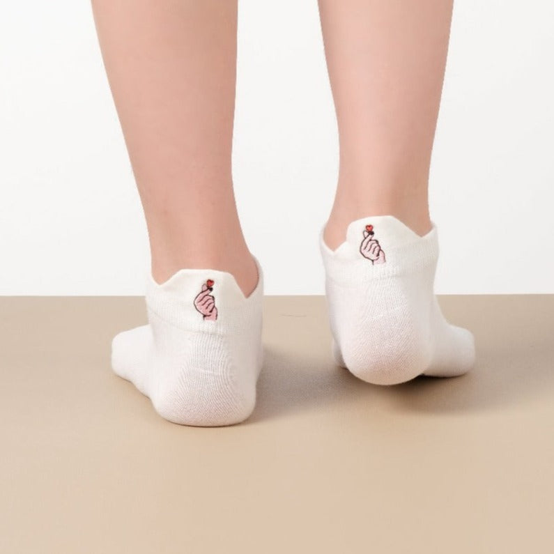 Calcetines de mujer con pestañas y bordado de hermandad. Girl Power, corazón-manos, símbolos femeninos. Talla 35-41. Suave, cómodo, atractivo.