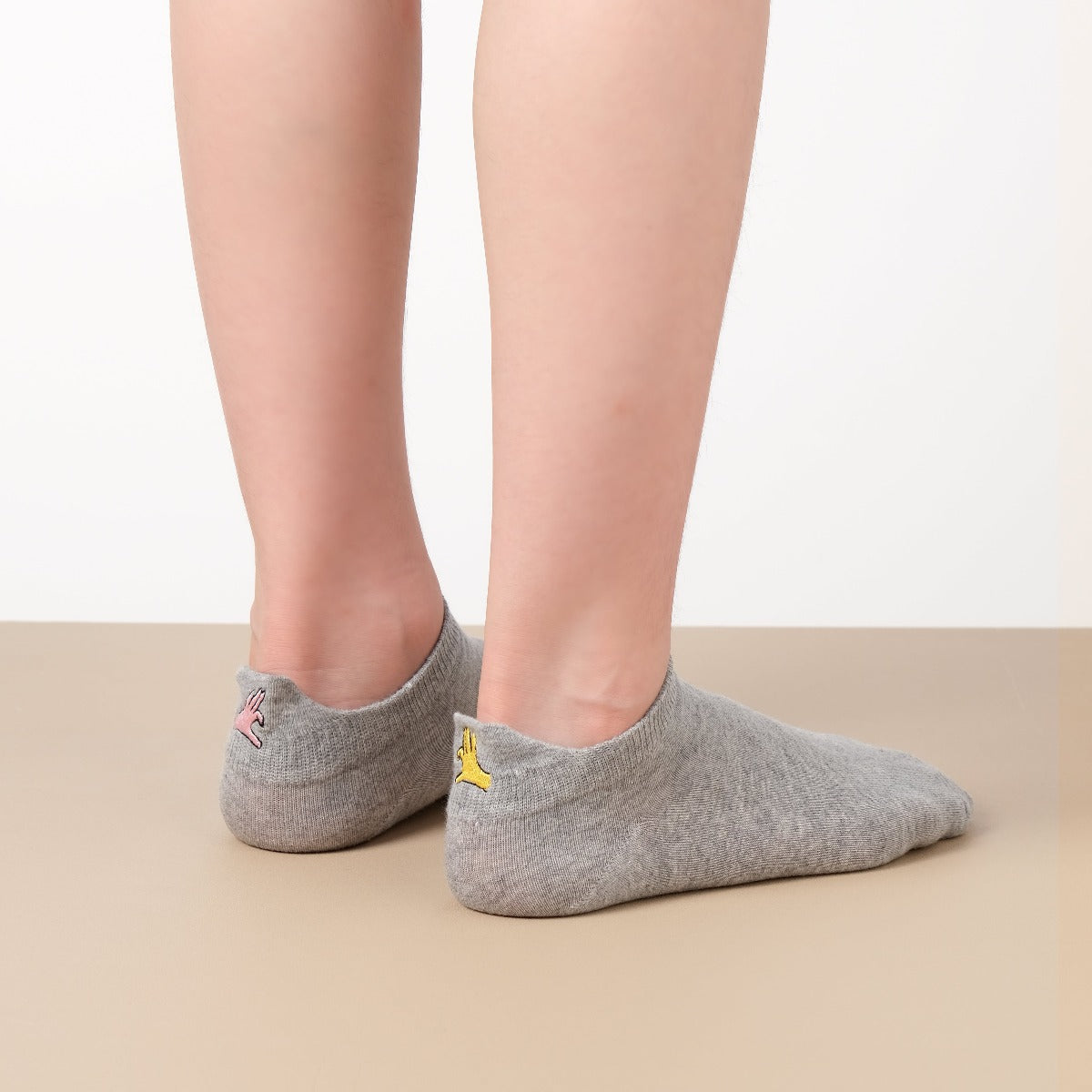 Calcetines de mujer con pestañas y bordado de hermandad. Girl Power, corazón-manos, símbolos femeninos. Talla 35-41. Suave, cómodo, atractivo.