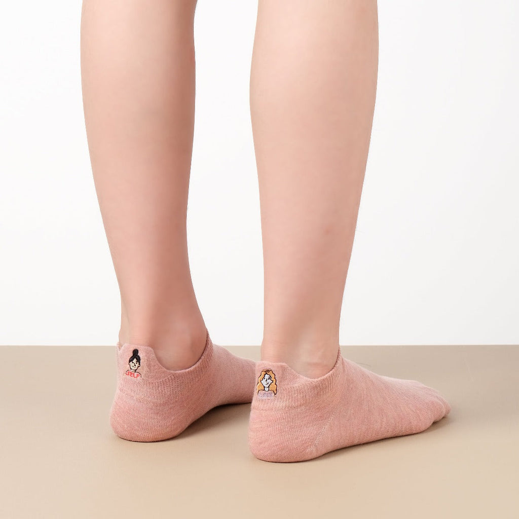 Pack de 5 calcetines de mujer con pestaña y bordado de hermandad. Girl Power, corazón-manos, símbolos femeninos. Talla 35-41. Suave, cómodo, atractivo.