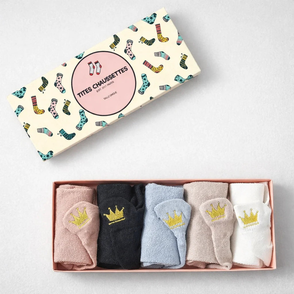 Pack de 5 calcetines con lengüeta, motivo corona bordado con hilo dorado en la lengüeta, disponibles en negro, rosa, azul, beige y blanco