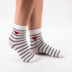 Chaussettes blanches en coton rayées avec un petit cœur brodé | Chaussettes confortables et élégantes | Idéales pour le quotidien ou les occasions spéciales | Disponibles en plusieurs couleurs