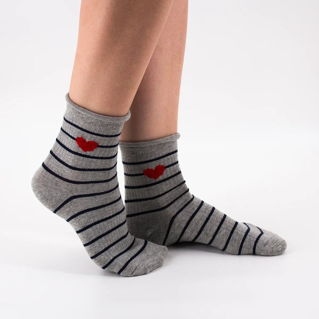 Chaussettes grises en coton rayées avec un petit cœur brodé | Chaussettes confortables et élégantes | Idéales pour le quotidien ou les occasions spéciales | Disponibles en plusieurs couleurs