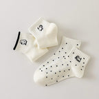Lot de 3 chaussettes femme noir et blanc avec broderies chien. Motifs graphiques, maille douce et taille 35-41. Style original et confort assuré.