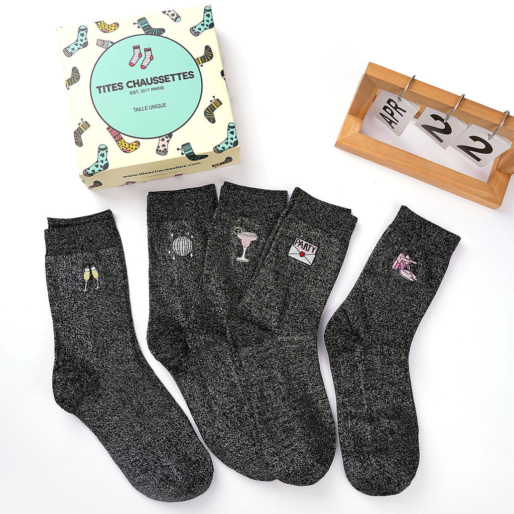 Pack of 5 glitter and party socks. Black silver lurex. Festive designs: champagne glasses, disco ball, cocktail glass, invitation, heeled shoes. Pretty Tites Chaussettes cardboard box. Ideal for parties and as gifts. 