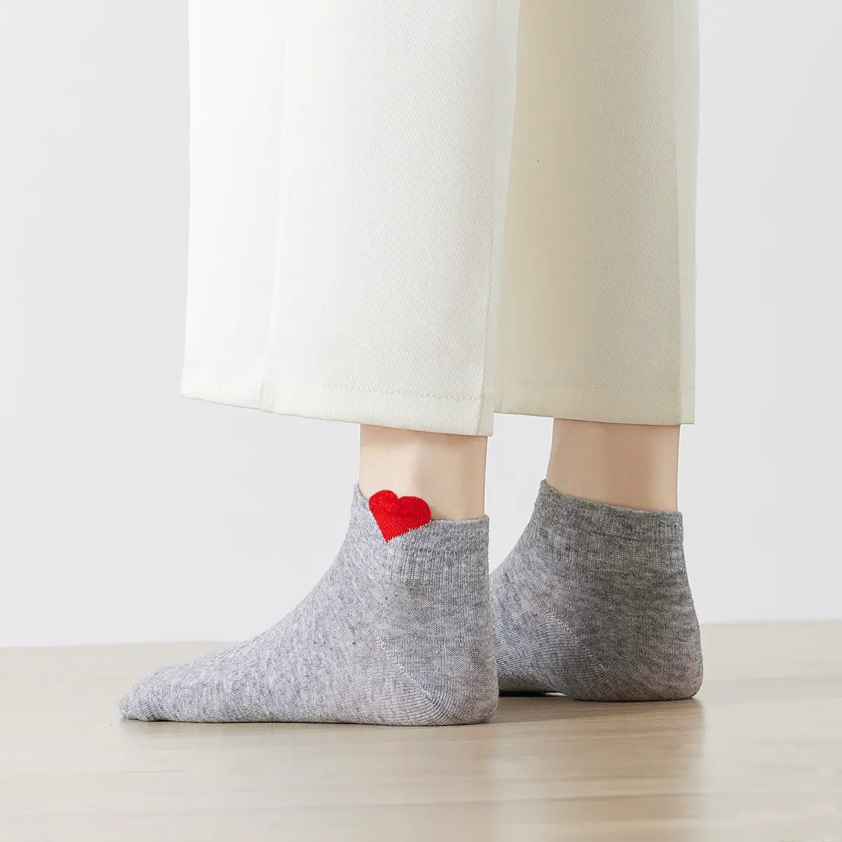 Pack of 5 plain socks with small embroidered heart