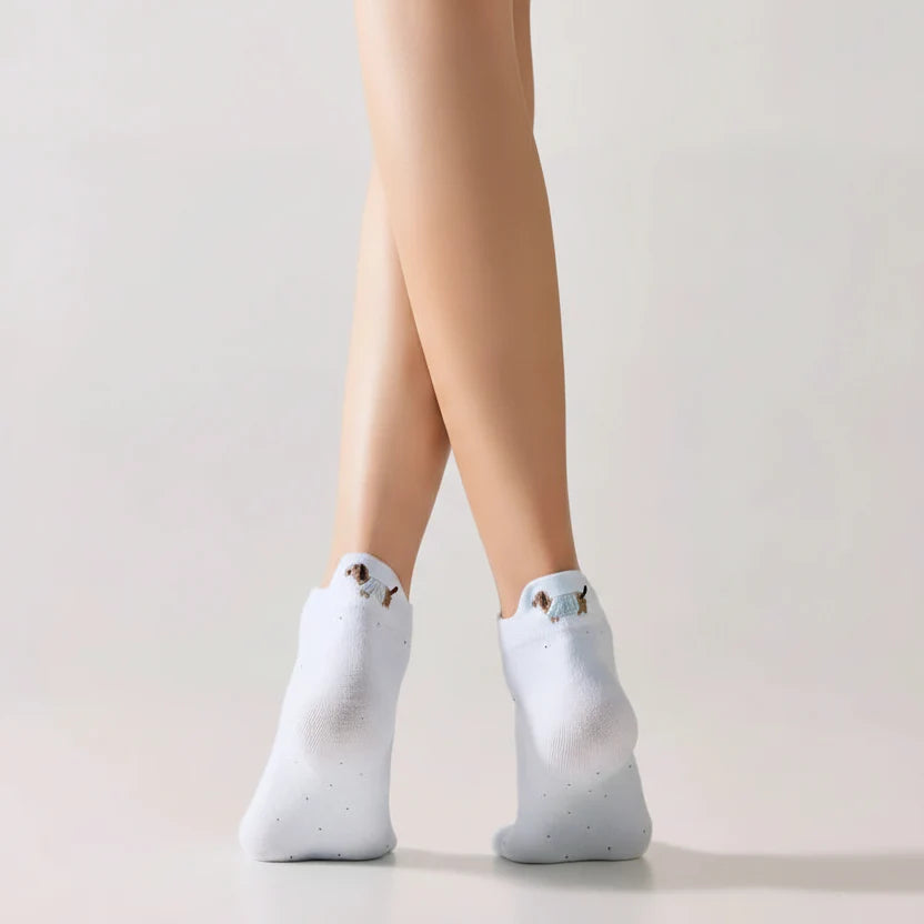 Pack of 4 low socks with dog embroidery on the heel. Comfortable, soft and discreet, they adapt to all styles. Size 35-41.