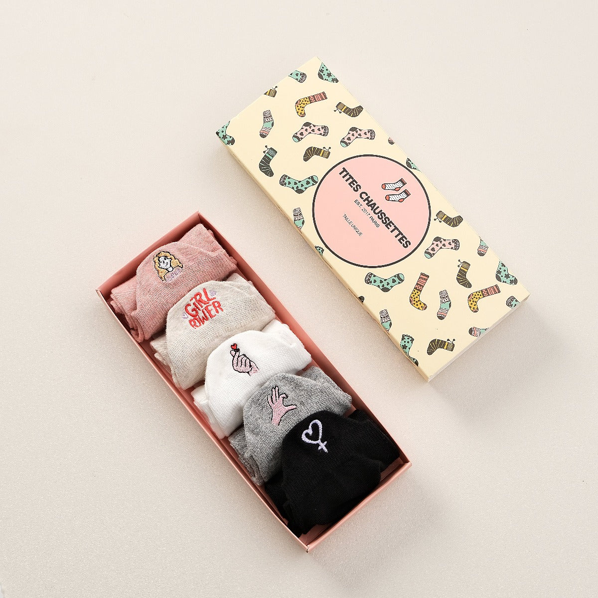 Pack de 5 calcetines de mujer con pestaña y bordado de hermandad. Girl Power, corazón-manos, símbolos femeninos. Talla 35-41. Suave, cómodo, atractivo.