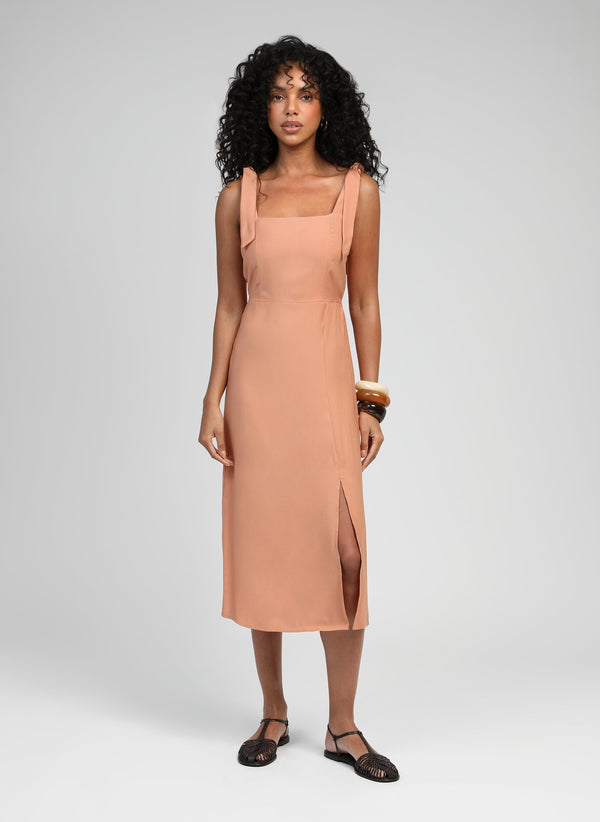 An'ge – Sukienka midi Manta Terracotta, sukienka midi w kolorze brzoskwiniowym na modelce, widok z przodu