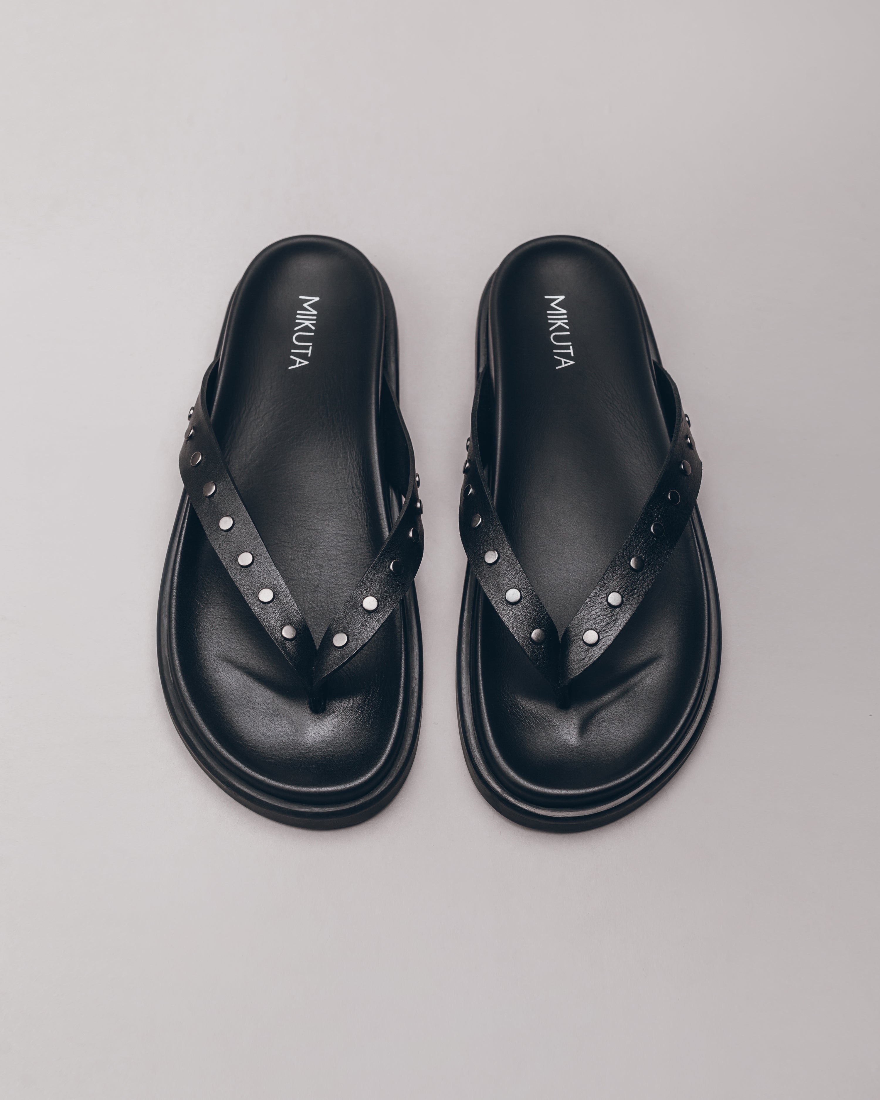 Sandalias de piel con tachuelas negras - Foto del producto