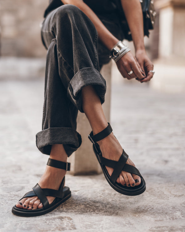 Sandalias The Black Strappy Leather
