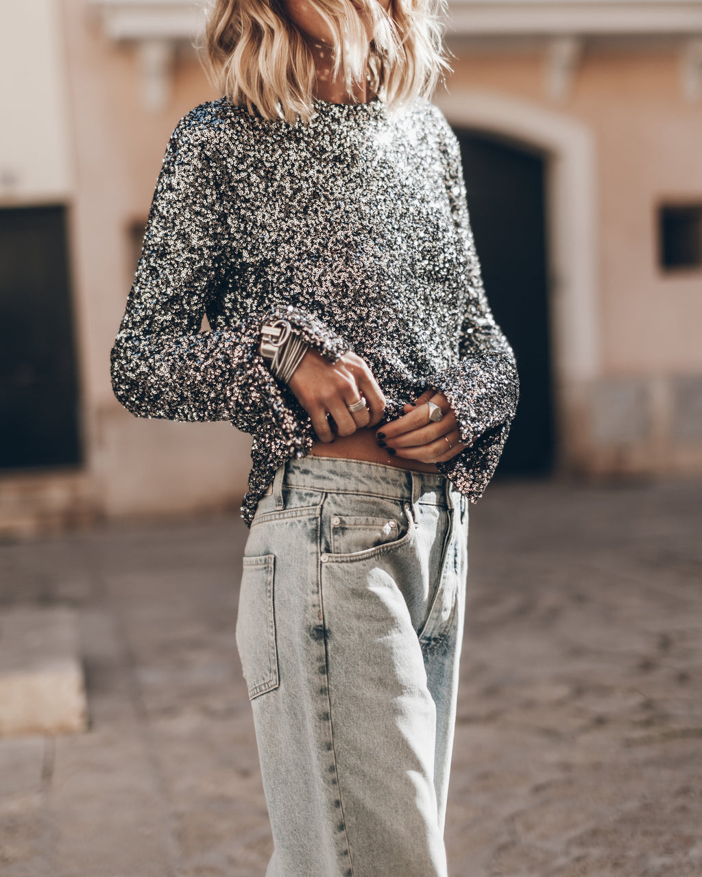 La blusa de lentejuelas oscuras