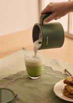 Milk Frother Studio Pro - Espumador & Calentador de Leche Compatible con Lavavajillas - Verde Salvia