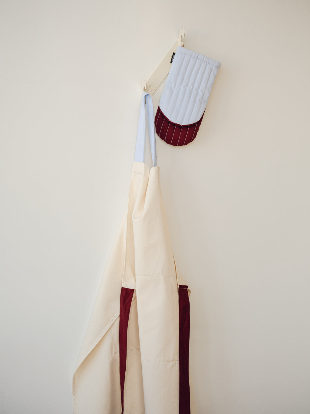 Rubi - Oven Glove - Beige‚ Burgundy & Blue