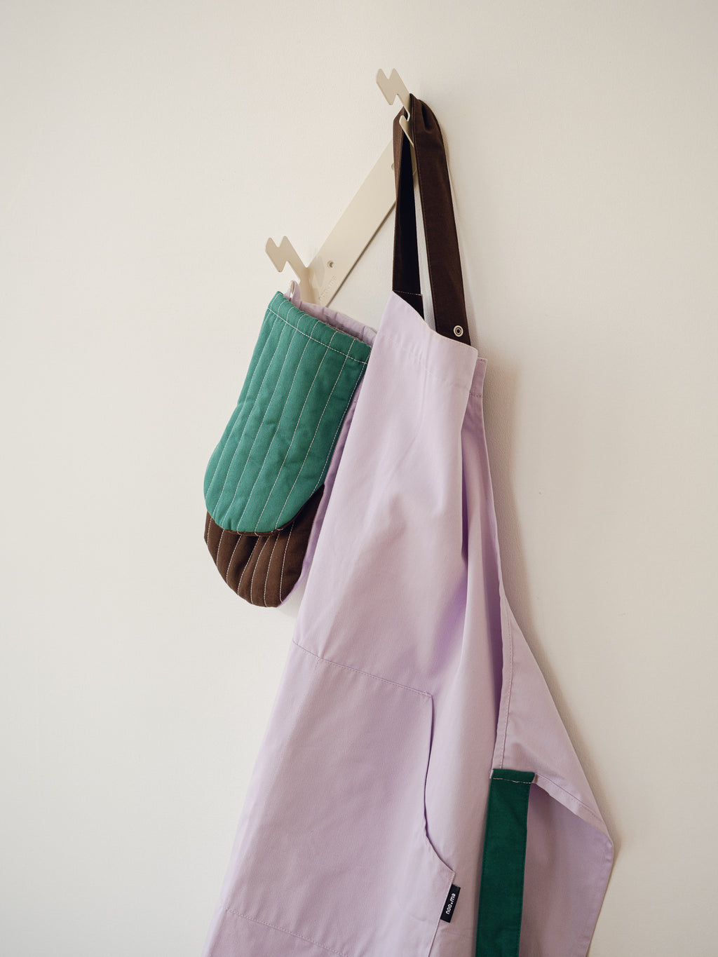Rubi - Oven Glove - Beige‚ Burgundy & Blue