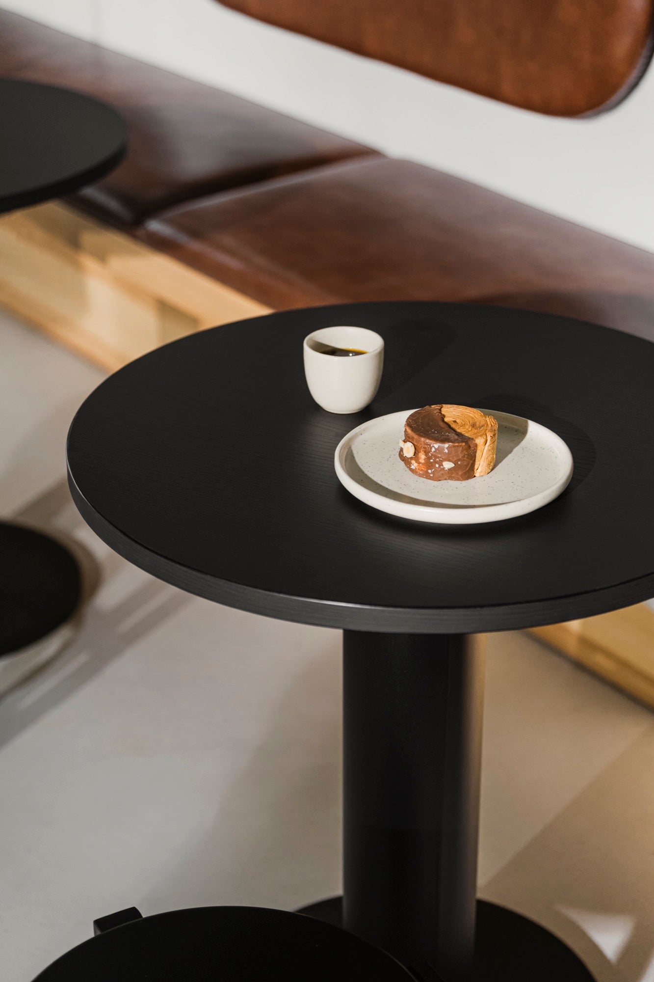 Sool Table - Black Oak - Melamine/Vulcano Black