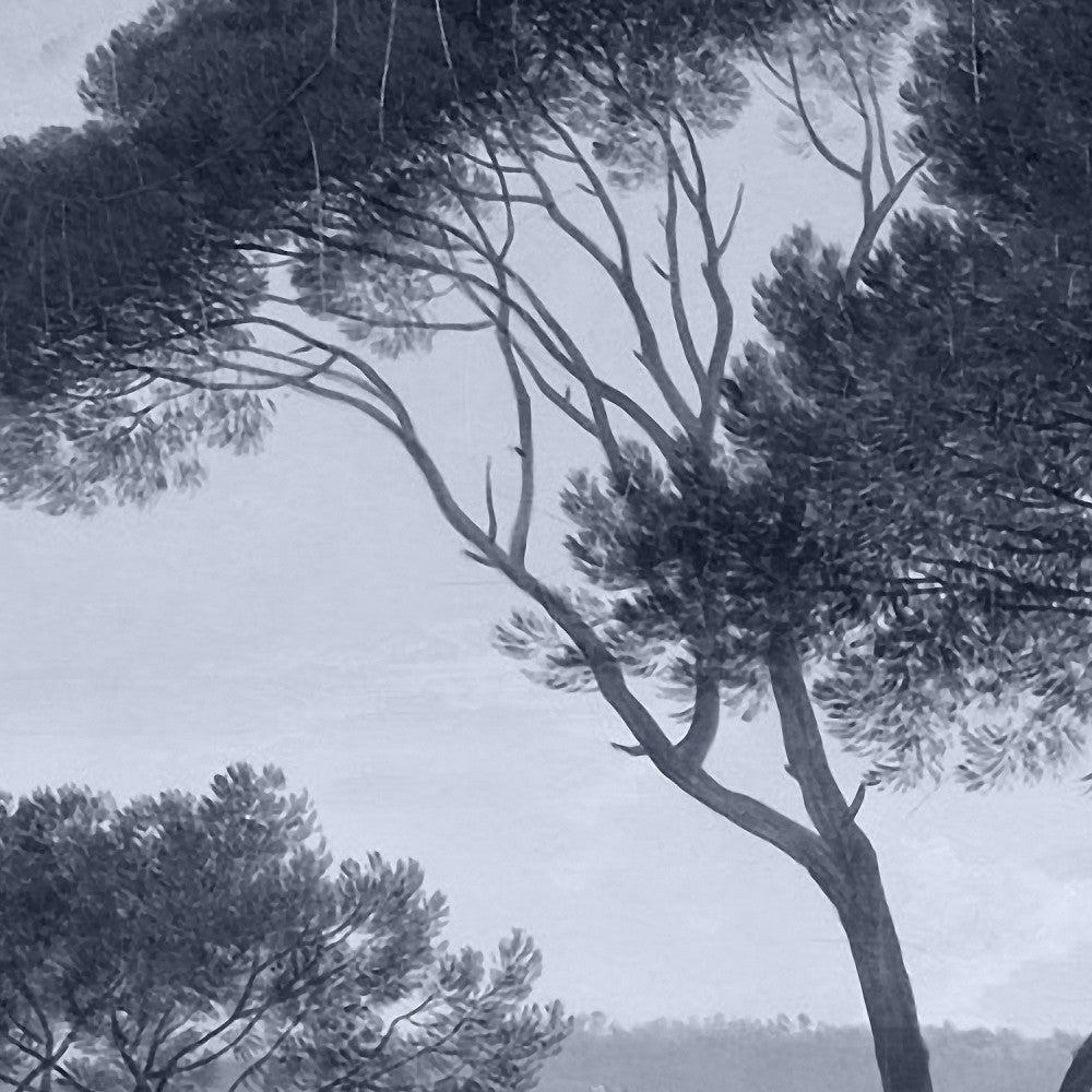 Lé Papiers De Ninon – Carta da parati panoramica Ombrelli - Blu cenere, alberi con tronchi e rami sinuosi, fogliame fitto, cielo limpido sullo sfondo