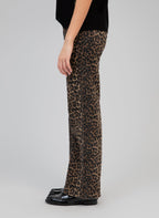 An'ge – Bukser Paramour Leopard, bukser med leopardprint i brun og sort, båret af en model i profil