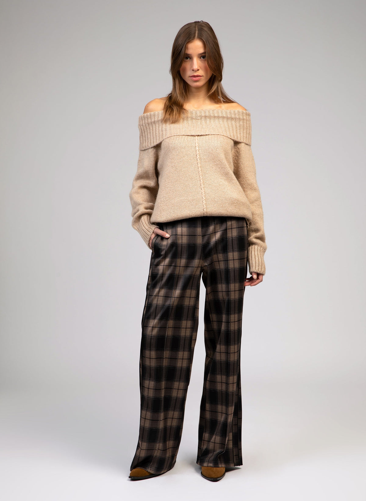 An'ge – Patrila Trousers Brown, model wearing a beige jumper and brown check trousers