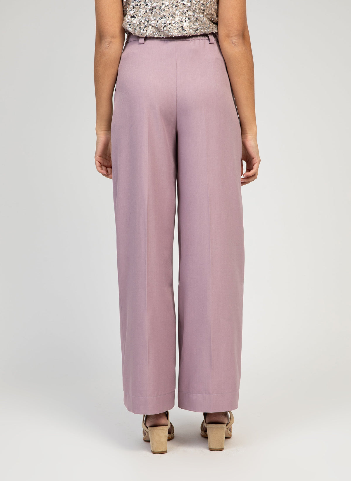 An'ge – Pantaloni Pepinata Lila, pantaloni ampi rosa cipria indossati da una modella, vista di schiena