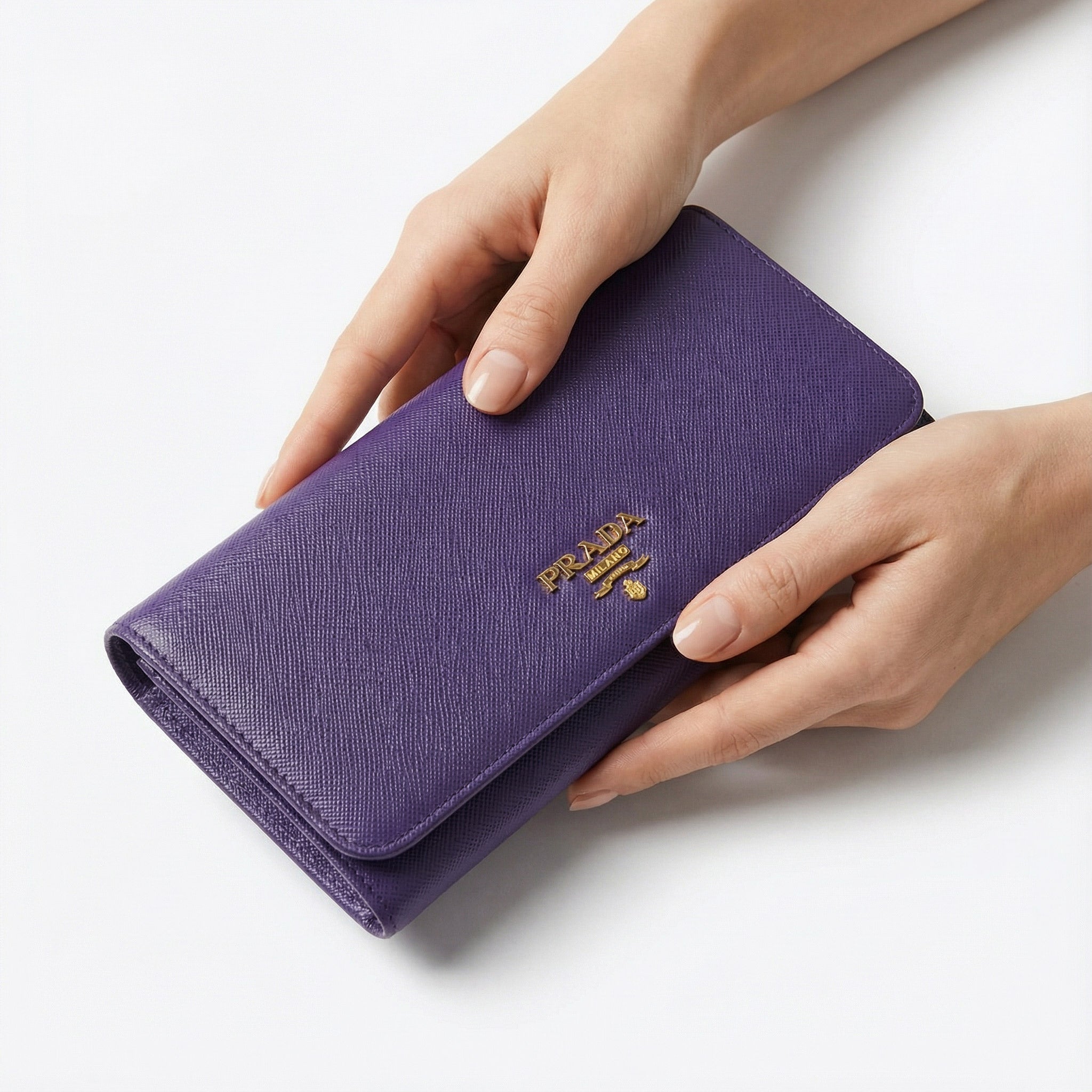 Cartera larga Prada en cuero Saffiano morado