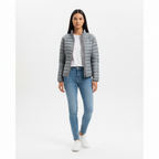 Jott – Doudoune Azul - Gris Clair - Homme, mannequin femme portant une doudoune grise et un jean bleu clair