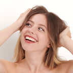 Tono de rubor de la barra de labios natural y limpia Pomponne para pieles claras.