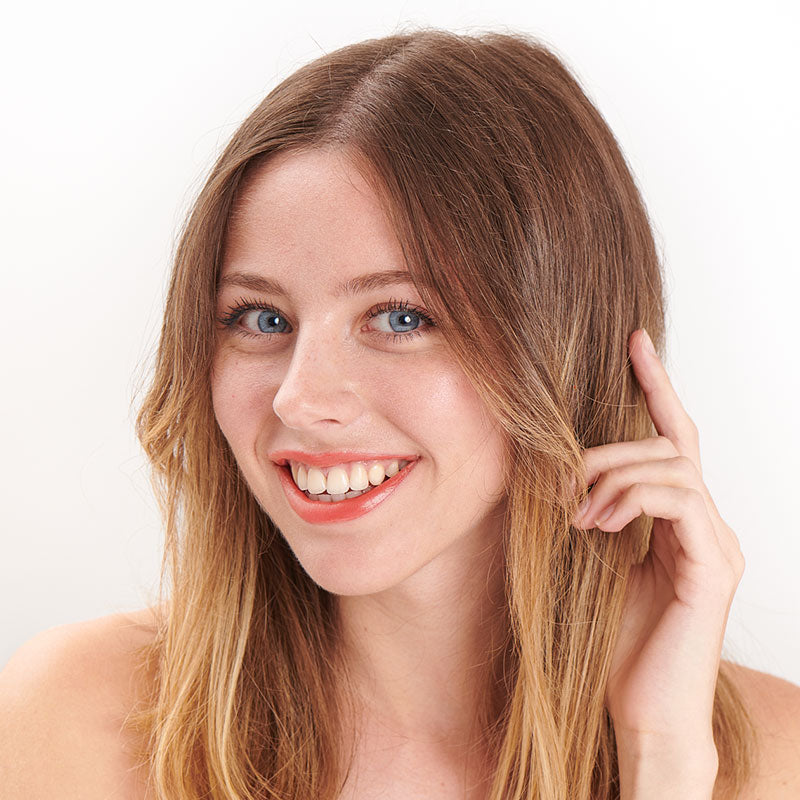 Tono melocotón del lápiz labial Pomponne natural y limpio para pieles claras.