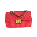 Chanel – Torba na ramię Surpique Chevron Cc Flap Medium Skóra – Czerwona