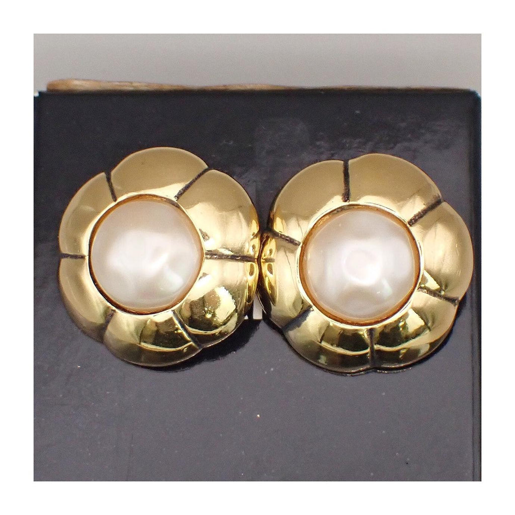 Chanel Vintage CC Flower Clip-On Earrings imitation pearls in gold plated Product Image