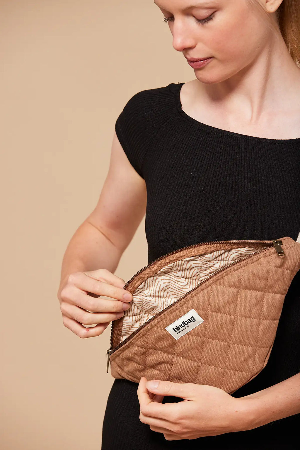 Riñonera acolchada Olivia Canela Hindbag2