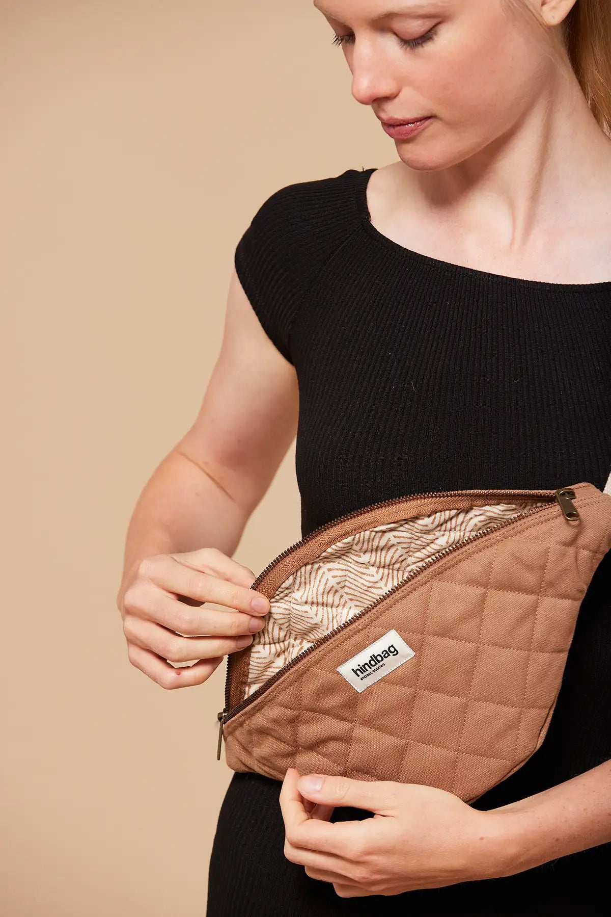 Riñonera acolchada Olivia Canela Hindbag2