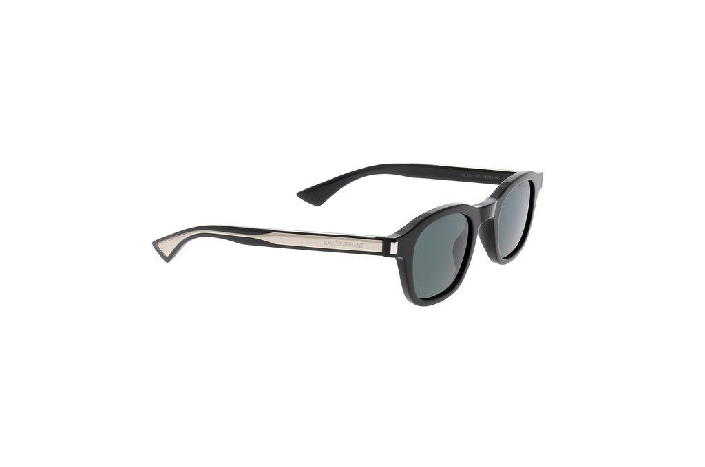 Luxury Eyewear – Solglasögon - Saint Laurent, svarta solglasögon med silvriga skalmar, mot vit bakgrund