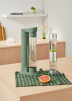 Soda Maker Studio - Máquina De Agua Con Gas + Botella 1 L + Doble Botella (500 ml + 350 ml) - Verde Salvia