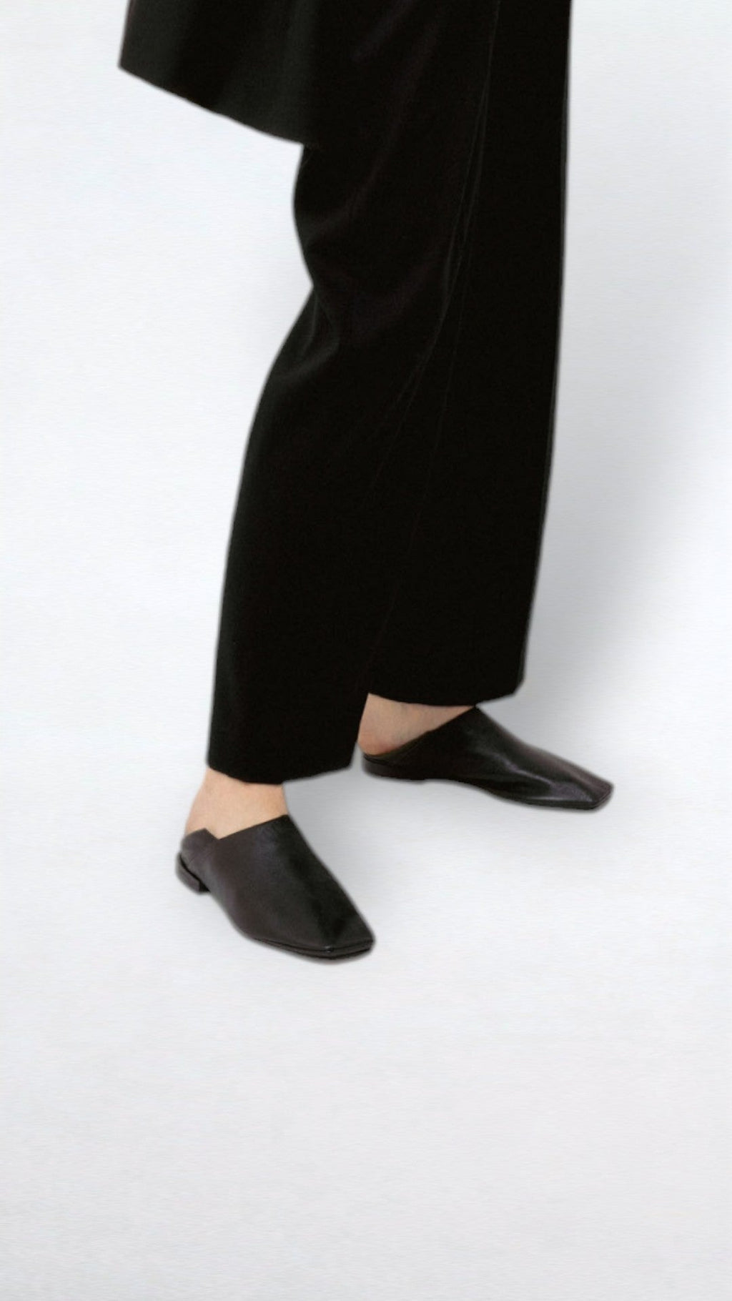 Altamira Slippers - Black