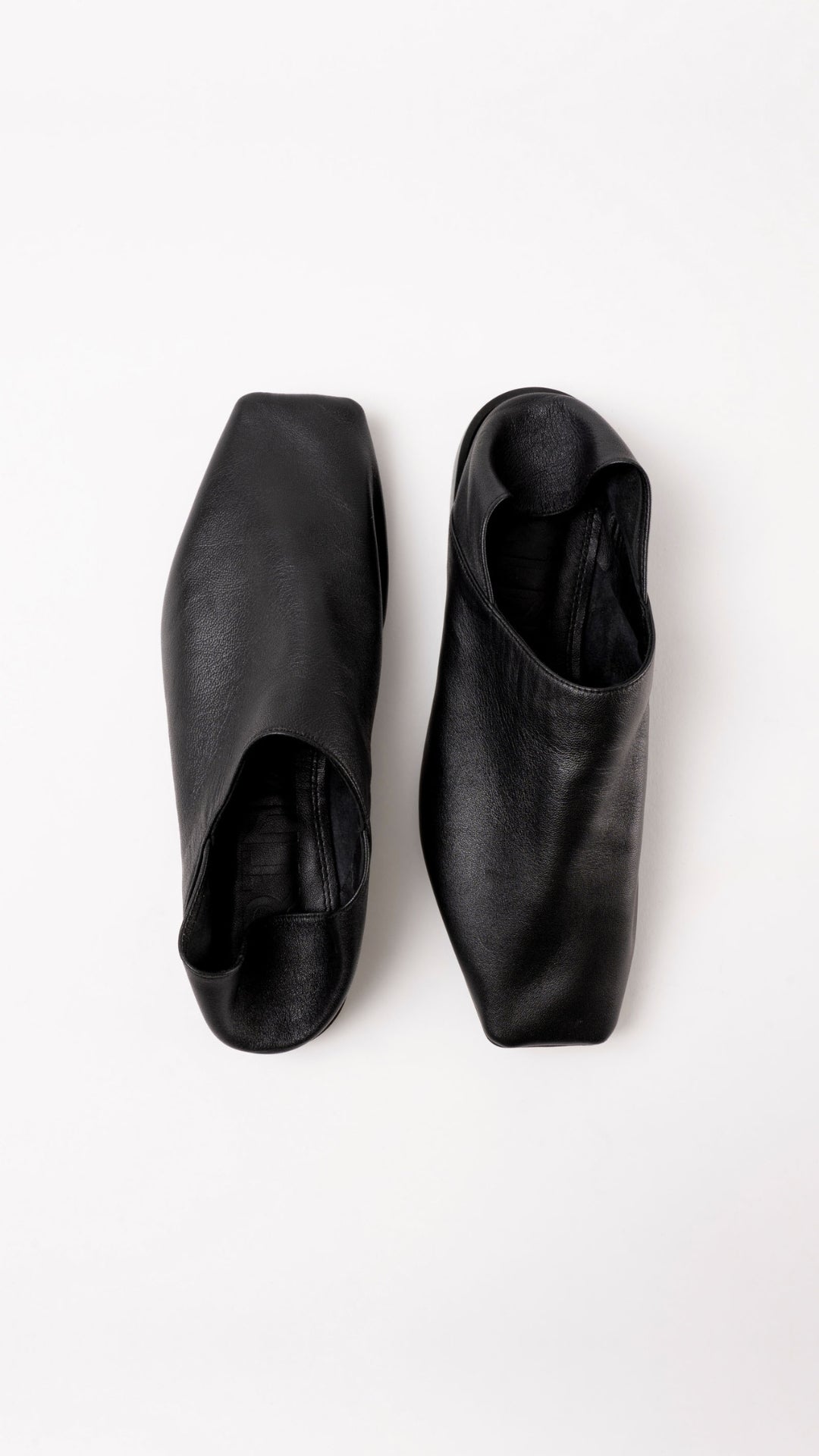 Altamira Slippers - Black