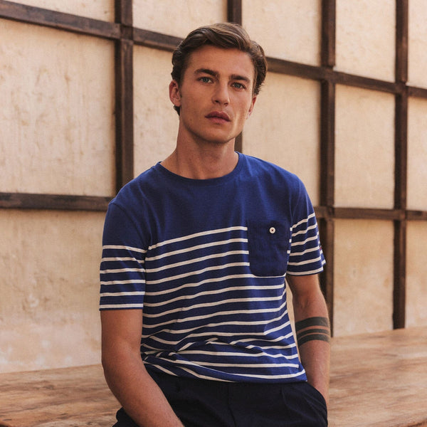 Hast – Randig t-shirt i bomull och linne, manlig modell i blå- och vitrandig t-shirt, framifrån