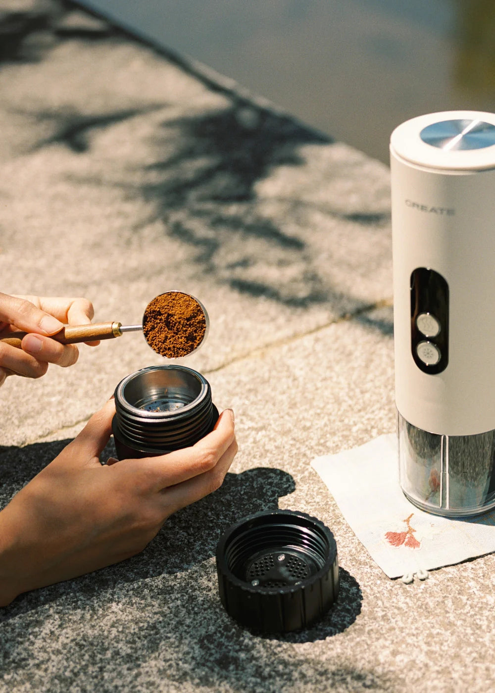 Thera Move - Cafetière Espresso Portable 15 Bars Pour Capsules & Café Moulu - Avec Mallette De Transport - Blanc Cassé