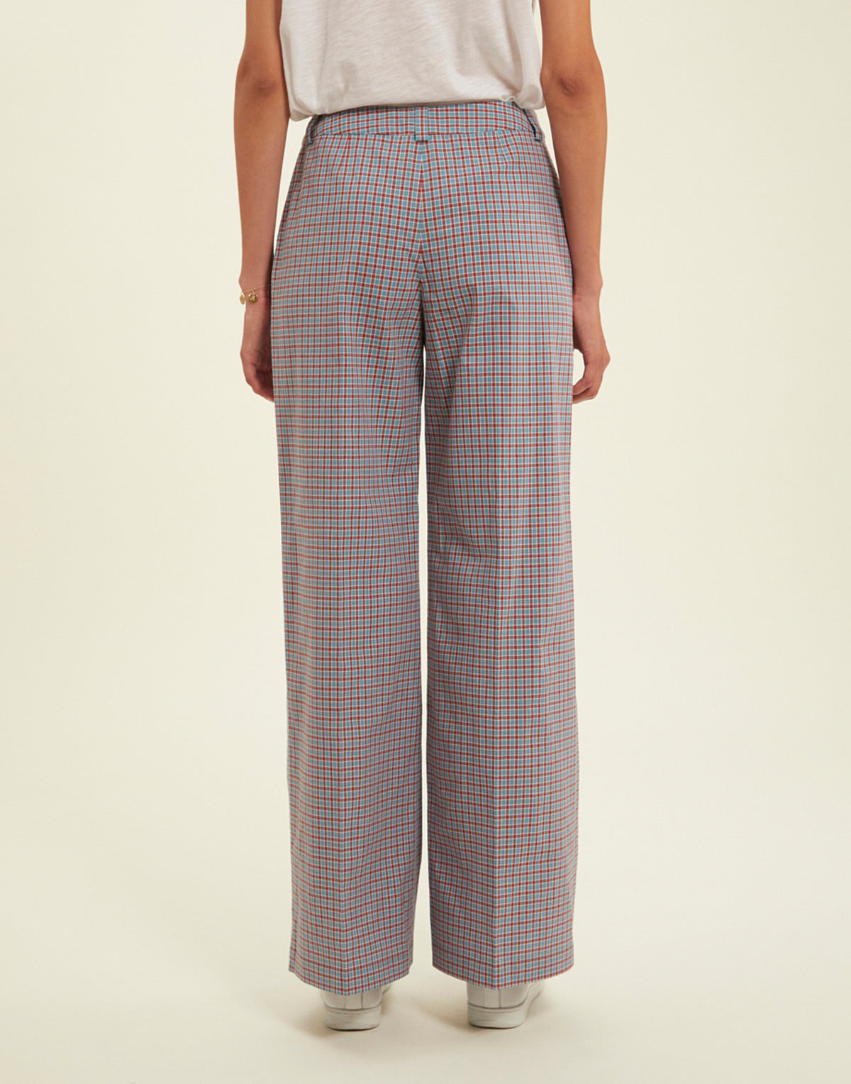 Ines De La Fressange – Pantalon Luciano - Turquoise Multicolore, pantalón de cuadros grises y rojos llevado por una modelo, vista de espaldas