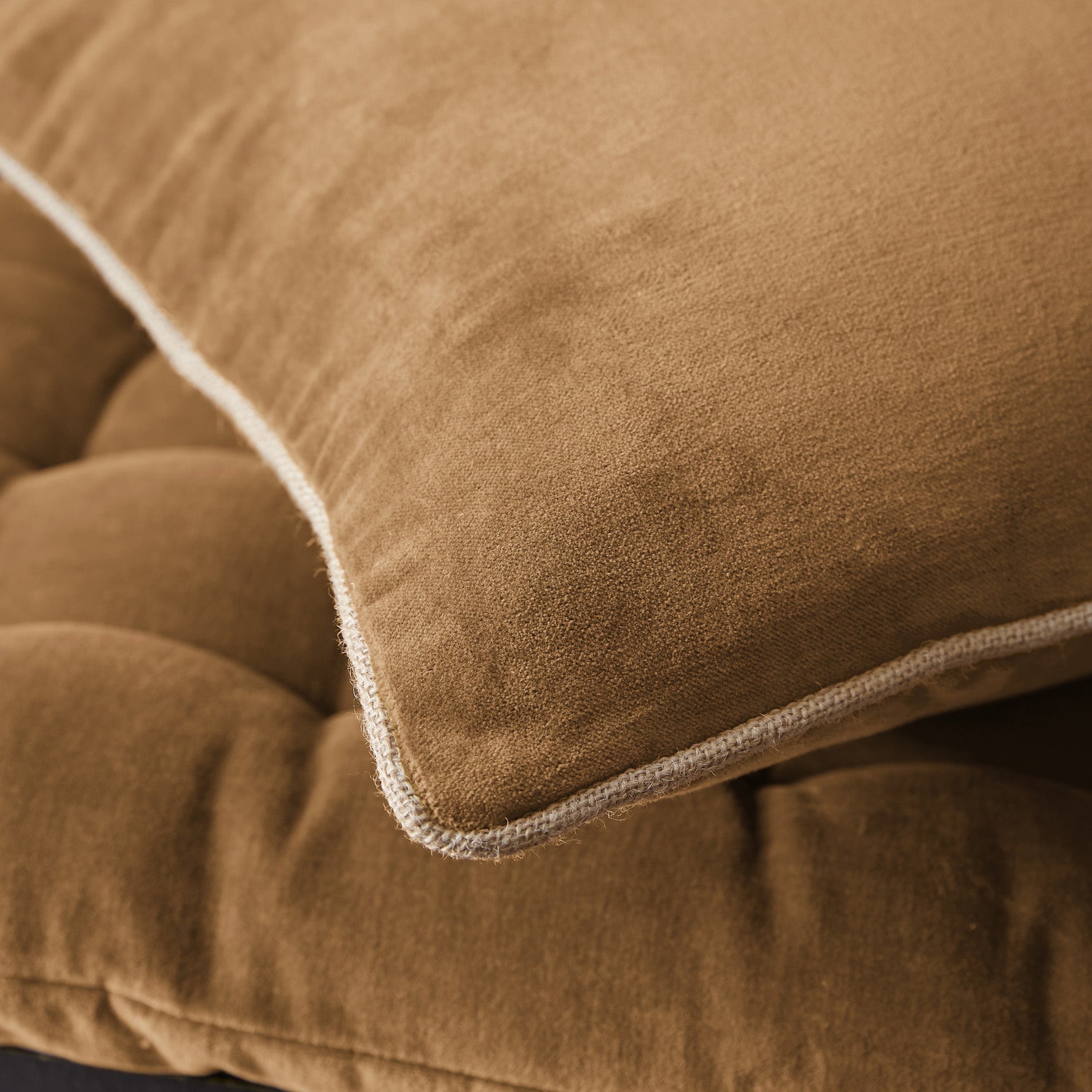 Coussin déhoussable Velours de coton CÉSAR Camel - L'Effet Papillon - The Bradery
