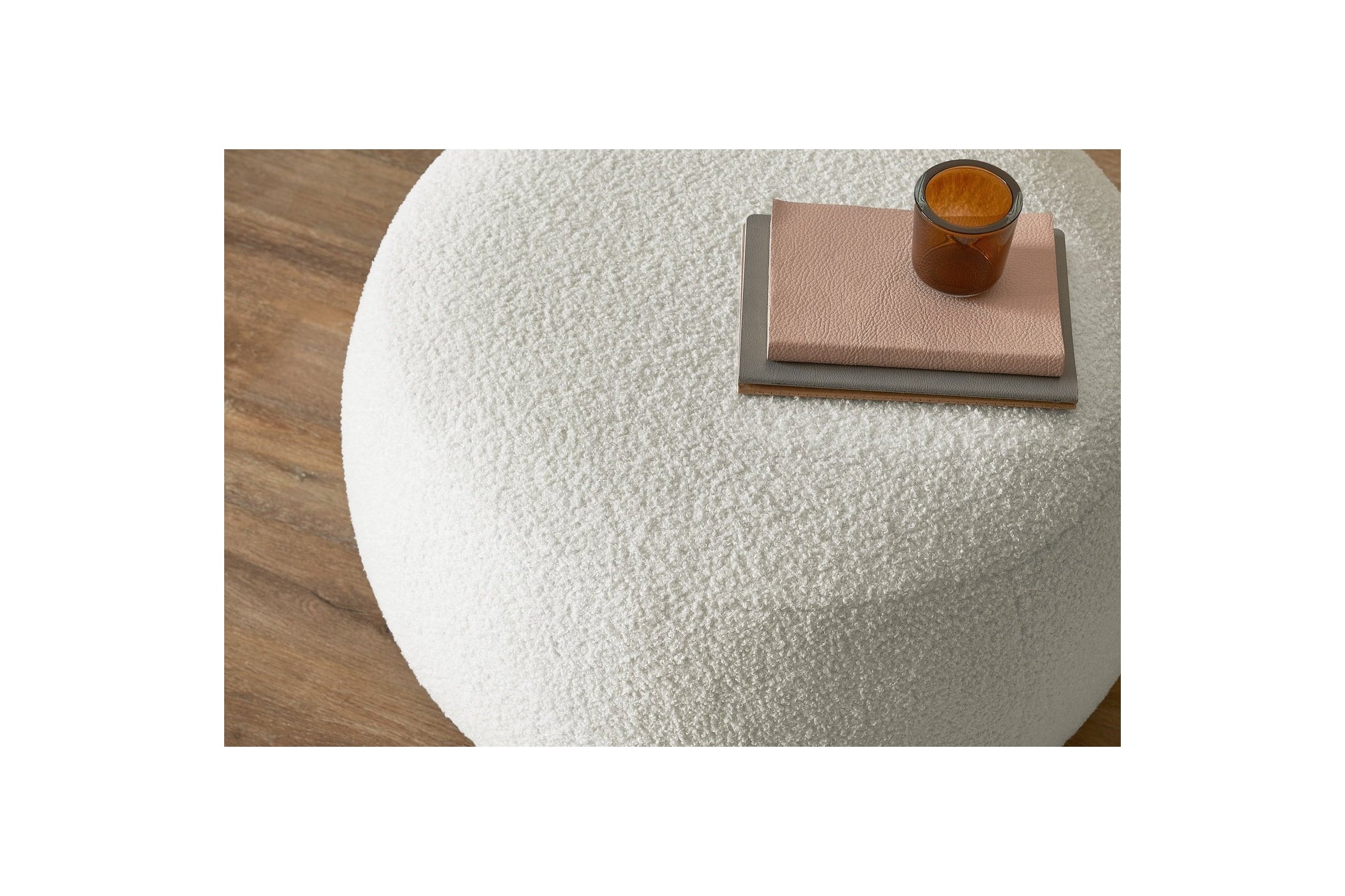 Puf ENVY redondo de tejido bouclé suave - BOBOCHIC - The Bradery