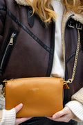 Bolso Bandolera Perla - Camel - Victor & Hugo - The Bradery