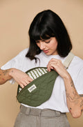 Olivia quiltad midjeväska oliv Hindbag2