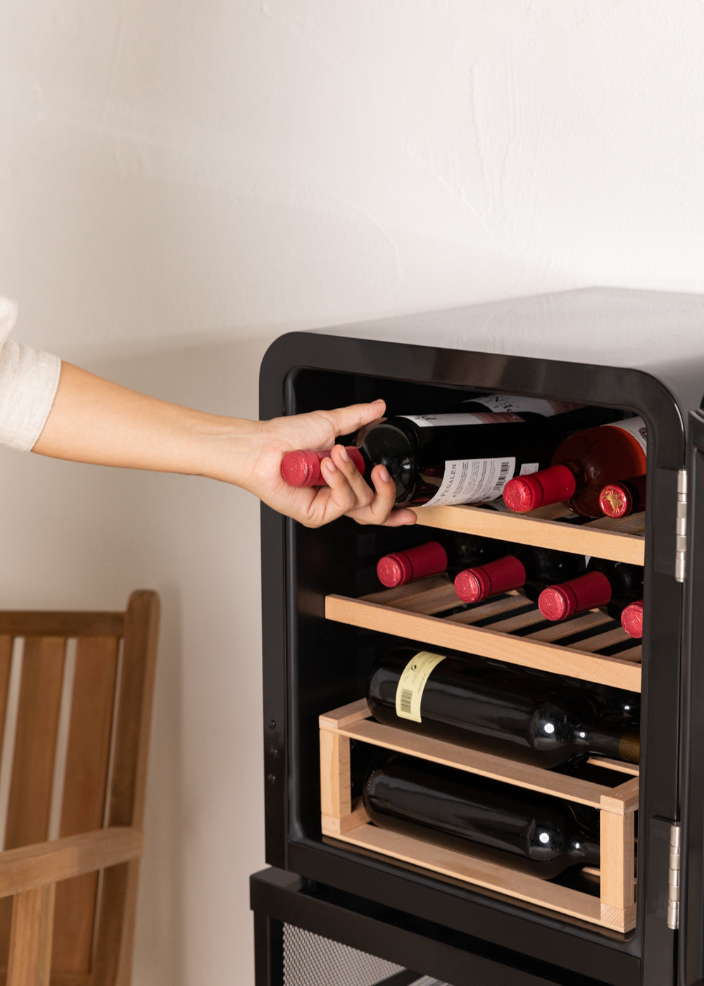 Winecooler Retro M - Vinoteca Eléctrica 12 Botellas - Negro